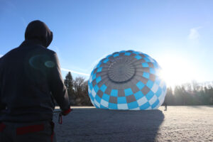 fuellvorgang-heissluftballon-eis-morgens-kaelte-freiballon-ballonsport-aufruesten-start-gegenlicht-wiese.jpg
